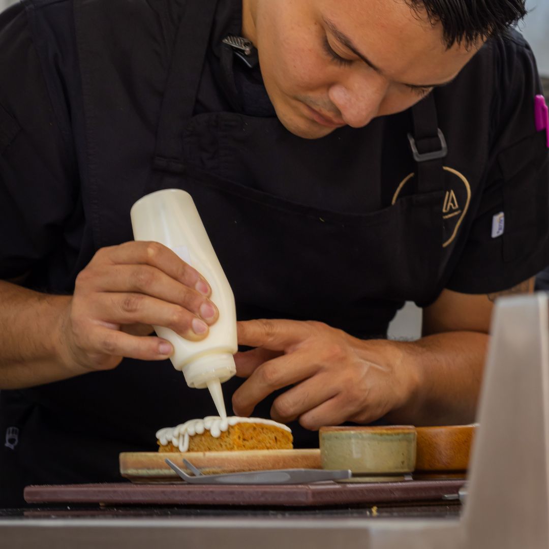Chef decorando postre La Rúa
