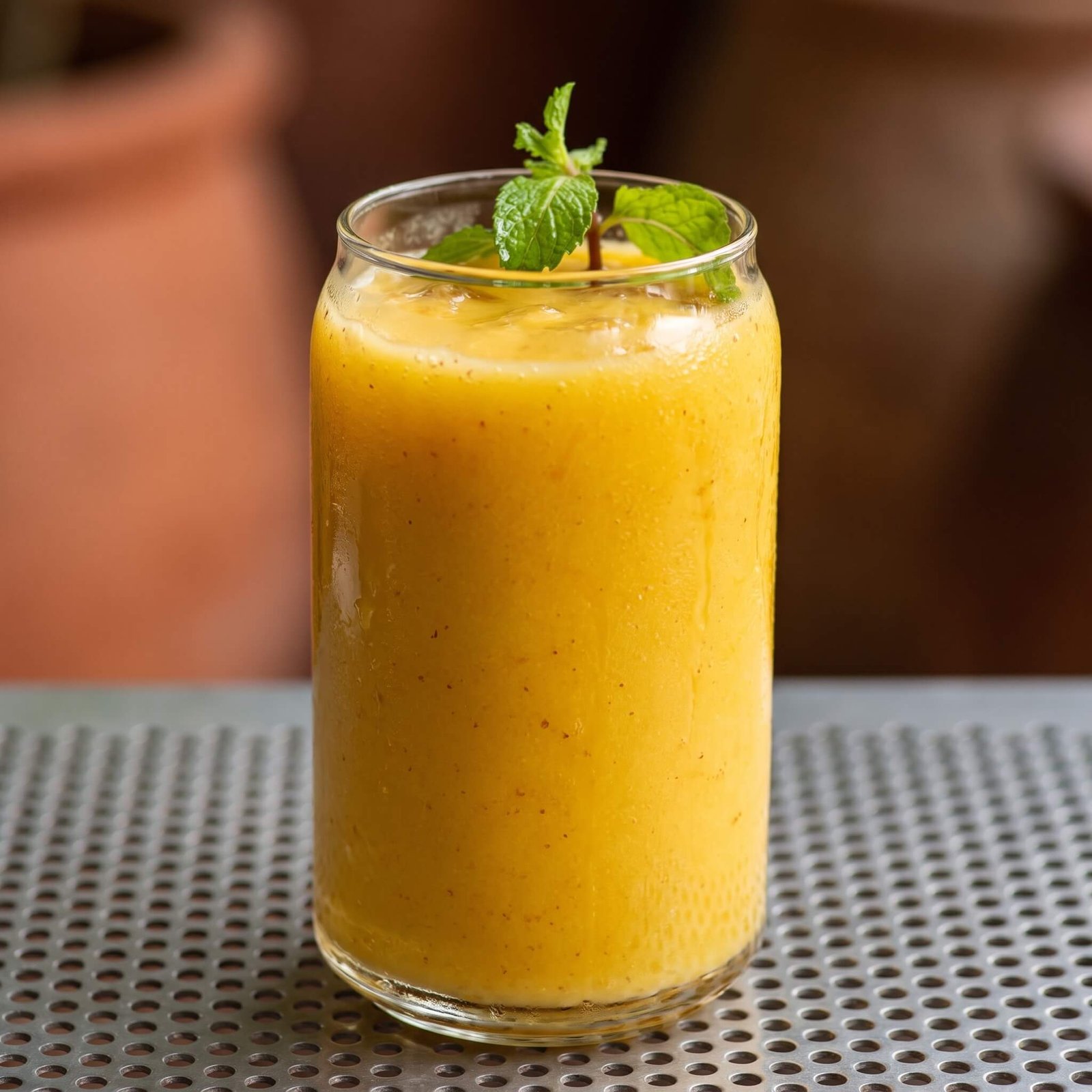 Poderoso mango con menta fresca en La Rúa Café