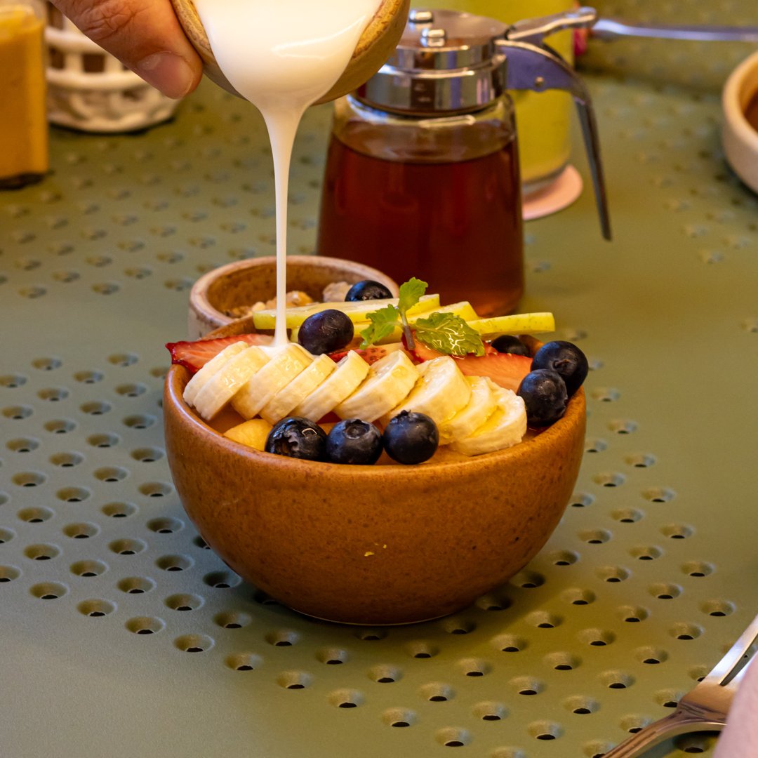 Bowl de Fruta con yogurt siendo servido en La Rúa Café
