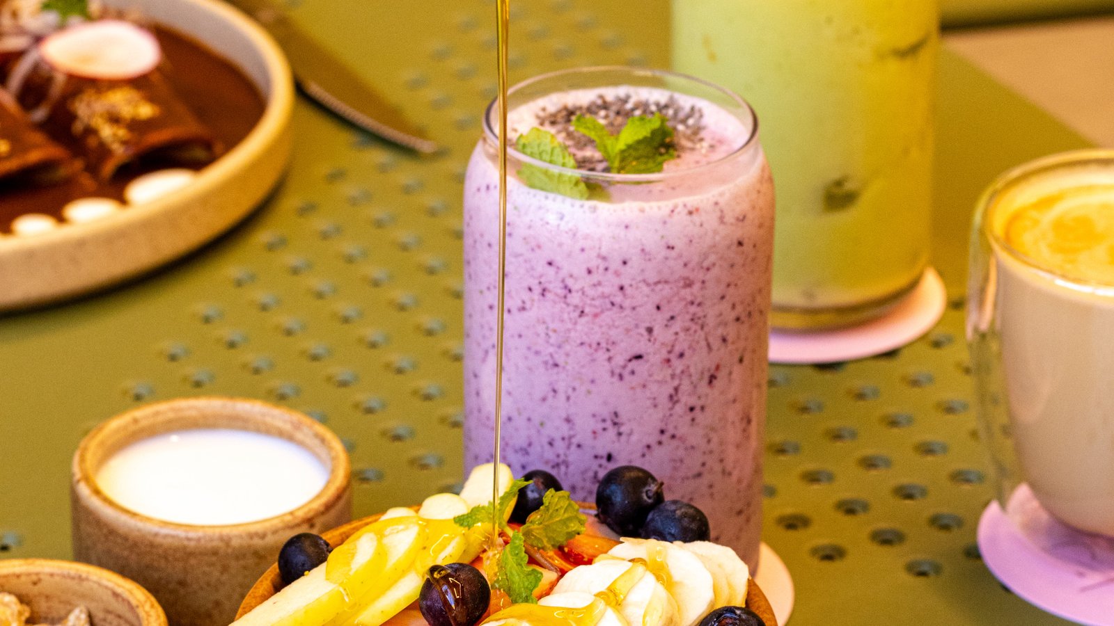 Mesa con smoothie Aura, Bowl de Fruta y bebidas frías en La Rúa Café, Valladolid