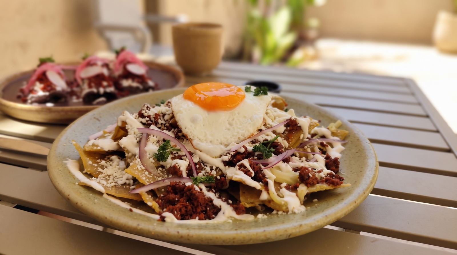 Chilaquiles Gordos con huevo estrellado, La Rúa Café